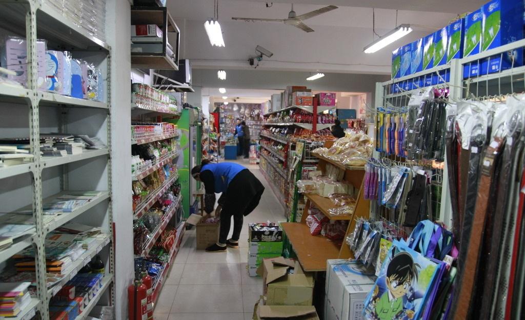 校園小賣鋪 承載幾代人記憶的“時(shí)光驛站”，為何在日用品銷售中悄然隱退？